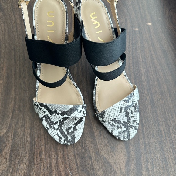 7.5 sized Black & White snake print sandals with 3” heels - Picture 5 of 6